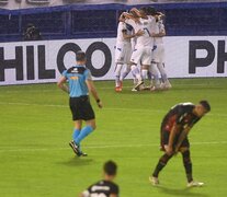 Todo Vélez festeja el gol de Lucero. (Fuente: Prensa Vélez) (Fuente: Prensa Vélez) (Fuente: Prensa Vélez)