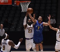 El espectacular rebote que Campazzo le robó a LeBron James durante duelo Denver-Lakers. (Fuente: AFP) (Fuente: AFP) (Fuente: AFP)