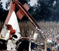 Los restos del helicóptero en el que viajaban Carlos Menem Junior y Silvio Oltra. (Fuente: Télam) (Fuente: Télam) (Fuente: Télam)