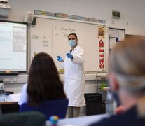 Una maesta da clase en una secundaria de Londres en junio pasado. Esa reapertura terminó mal. (Fuente: AFP) (Fuente: AFP) (Fuente: AFP)