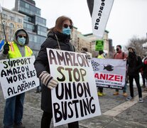 Manifestantes en Nueva York apoyan la sindicalización de Amazon en Alabama. (Fuente: AFP) (Fuente: AFP) (Fuente: AFP)