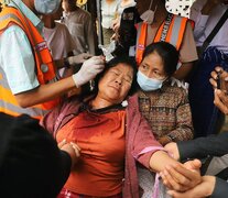 Tratan a una mujer herida durante una protesta en Mandalay. (Fuente: AFP) (Fuente: AFP) (Fuente: AFP)