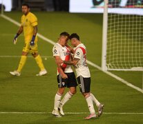 Borré y Montiel festejan el gol de penal del defensor. (Fuente: Télam) (Fuente: Télam) (Fuente: Télam)