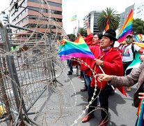 Yaku perez y simpatizantes protestan contra un supuesto fraude frente a las oficinas del CNE. (Fuente: EFE) (Fuente: EFE) (Fuente: EFE)