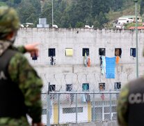 Soldados ecuatorianos montan guardia alrededor de la cárcel de Turi, en Cuenca. (Fuente: AFP) (Fuente: AFP) (Fuente: AFP)