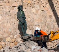 El momento en que se retira la estatua del dictador.  (Fuente: EFE) (Fuente: EFE) (Fuente: EFE)