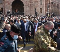 Pashinyan (centro) rodeado de simpatizantes enla Plaza de la República de Ereván. (Fuente: AFP) (Fuente: AFP) (Fuente: AFP)