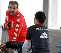 Pablo Dolce trabaja con Enzo Pérez en el gimnasio. (Fuente: Prensa River) (Fuente: Prensa River) (Fuente: Prensa River)