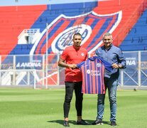 Yeison Gordillo, volante central colombiano, junto a Alberto Acosta, integrante de la Secretaría Técnica. (Fuente: Prensa San Lorenzo) (Fuente: Prensa San Lorenzo) (Fuente: Prensa San Lorenzo)