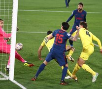 El defensor montenegrino Stefan Savic participa de la jugada del 1 a 0 del Colchonero. (Fuente: AFP) (Fuente: AFP) (Fuente: AFP)