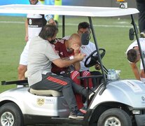 La bronca de Pinola cuando se lo sacaron de la cancha. (Fuente: Fotobaires) (Fuente: Fotobaires) (Fuente: Fotobaires)