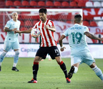 Sánchez Miño domina la pelota ante Miranda. (Fuente: NA) (Fuente: NA) (Fuente: NA)