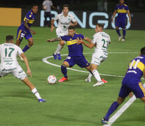 Zárate rodeado de jugadores de Sarmiento, una constante. (Fuente: NA) (Fuente: NA) (Fuente: NA)