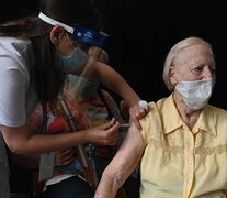 Una abuela recibe la AstraZeneca fabricada en India. (Fuente: Sebastián Granata) (Fuente: Sebastián Granata) (Fuente: Sebastián Granata)