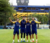 Tevez ayer junto al juvenil Alan Varela, el arquero Agustín Rossi y el defensor Lisandro López. (Fuente: NA) (Fuente: NA) (Fuente: NA)