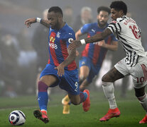 Marcus Rashford, en función defensiva, ante el ghanés Jordan Ayew de Crystal Palace. (Fuente: AFP) (Fuente: AFP) (Fuente: AFP)