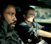 John David Washington y Robert Pattinson, a toda velocidad por el túnel del tiempo. 