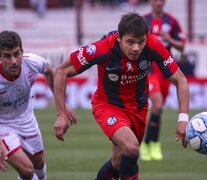 Angel Romero se le escapa a Carlos Araujo en el último clásico. Fue triunfo 2-0 de Huracán en 2019. (Fuente: NA) (Fuente: NA) (Fuente: NA)