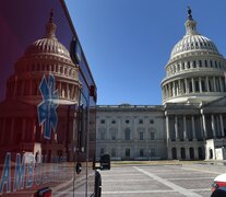 Una ambulancia estacionda frente a un Capitolio desierto.  (Fuente: AFP) (Fuente: AFP) (Fuente: AFP)