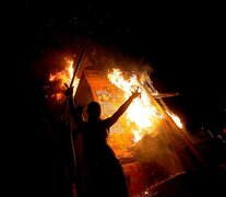 Arde la estatua del general Baquedano, durante los incidentes de anoche en Santiago.  (Fuente: EFE) (Fuente: EFE) (Fuente: EFE)