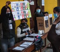 Un centro de votación en La Paz se alista para las elecciones.  (Fuente: Télam) (Fuente: Télam) (Fuente: Télam)