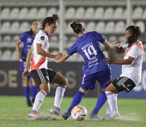 Partido trabado en Morón entre argentinas y paraguayas. (Fuente: Prensa Conmebol) (Fuente: Prensa Conmebol) (Fuente: Prensa Conmebol)