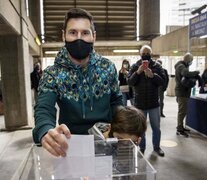 Lionel Messi y su hijo Thiago introducen el voto en la urna. (Fuente: Prensa FC Barcelona) (Fuente: Prensa FC Barcelona) (Fuente: Prensa FC Barcelona)