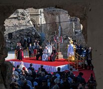 La ceremonia en la demolida plaza de Hosh al Bieaa, en la ciudad de Mosul. (Fuente: EFE) (Fuente: EFE) (Fuente: EFE)