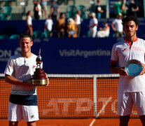 Cerúndolo (derecha) con el trofeo para el subcampeón. (Fuente: AFP) (Fuente: AFP) (Fuente: AFP)