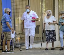 La vacunación llegó a los mayores, pero todavía en cuentagotas. 