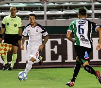 Fabricio Bustos busca sacar el centro antes de la llegada del central Nicolás Del Grecco. (Fuente: Télam) (Fuente: Télam) (Fuente: Télam)