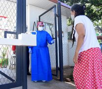 Reciben auna paciente de coronavirus en el hospital INERAM de Asunción. (Fuente: AFP) (Fuente: AFP) (Fuente: AFP)