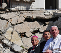 El papa Francisco entre las ruinas de la guerra durante su visita a Irak. (Fuente: AFP) (Fuente: AFP) (Fuente: AFP)