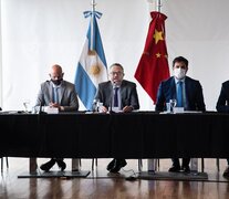 Kulfas junto a Sabino Vaca Narvaja, embajador argentino en China, y su par chino con representación en el país. 