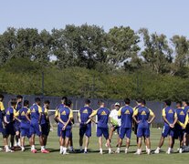 El DT Miguel Russo habla con sus dirigidos. (Fuente: Twitter Boca Juniors) (Fuente: Twitter Boca Juniors) (Fuente: Twitter Boca Juniors)