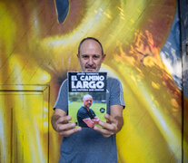 Andrés Sciapichetti con el libro en sus manos. (Fuente: Guido Piotrkowski) (Fuente: Guido Piotrkowski) (Fuente: Guido Piotrkowski)