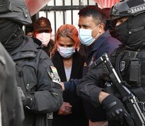 Tras su detención, Añez es escoltada miembros de la Fuerza Especial de Lucha Contra el Crimen en La Paz. (Fuente: AFP) (Fuente: AFP) (Fuente: AFP)