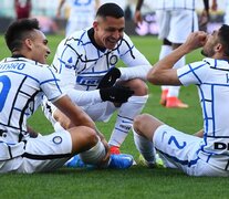 Lautaro, Alexis Sánchez y Hakimi celebran el gol del argentino. (Fuente: Twitter Inter) (Fuente: Twitter Inter) (Fuente: Twitter Inter)