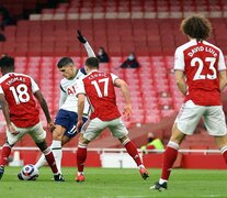 Lamela ya sacó el zurdazo de rabona para marcar su golazo ante el Arsenal. (Fuente: AFP) (Fuente: AFP) (Fuente: AFP)