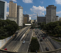 La avenida Nueve de Julio, casi vacía en el centro de la capital económica de Brasil (Fuente: AFP) (Fuente: AFP) (Fuente: AFP)