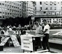 Carlos Jáuregui y César Cigliutti el 24 de marzo de 1986 en la jornada de las Madres de Plaza de Mayo.