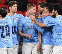 El City celebra a De Bruyne, autor de un golazo que puso el 1-0. (Fuente: EFE) (Fuente: EFE) (Fuente: EFE)