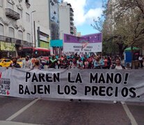 Ante la suba en los precios de los alimentos, los movimientos sociales se movilizaron a la puerta de las grandes cadenas de supermercados.