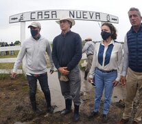 Leonor Barbero junto a sus tres hijos varones. A su izquierda, Luis Miguel Etchevehere, ex ministro de Macri.