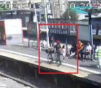 La imagen del secuestrador con la niña al bajar en la estación de Castelar, este lunes.