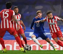 Timo Werner, de Chelsea, maniobra entre la presión madrileña.