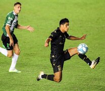 El paraguayo Lorenzo Melgarejo controla con su zurda. (Fuente: Fotobaires) (Fuente: Fotobaires) (Fuente: Fotobaires)