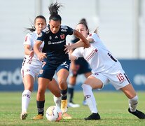 Intenta la argentina Yael Oviedo. U de Chile no estuvo fino en la definición. (Fuente: EFE) (Fuente: EFE) (Fuente: EFE)