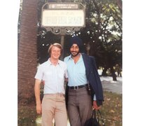 Piet Gumming posa junto a un colega indio en la Plaza San Martín.