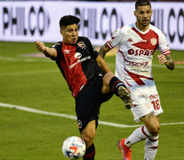 Cristaldo intenta ante Peñailillo. Empató Newell&amp;#39;s en el debut de Burgos como DT. (Fuente: Fotobaires) (Fuente: Fotobaires) (Fuente: Fotobaires)